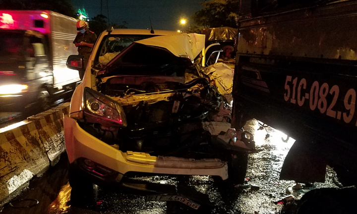 Ô tô tông 5 xe dừng đèn đỏ ở TP.HCM