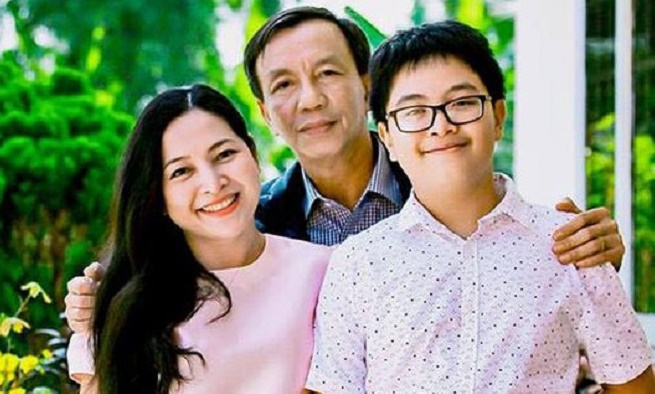 Ở tuổi U50, MC Quỳnh Hương sống bình yên bên ông xã hơn 14 tuổi