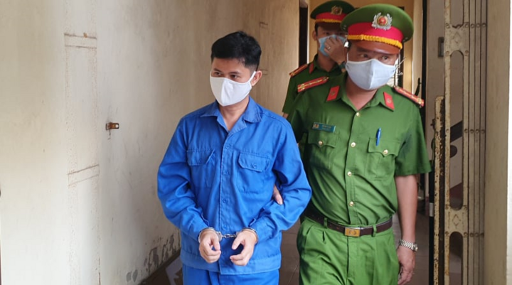 Bác sĩ côn đồ hiếp dâm nữ điều dưỡng đề nghị thay đổi kiểm sát viên tại toà