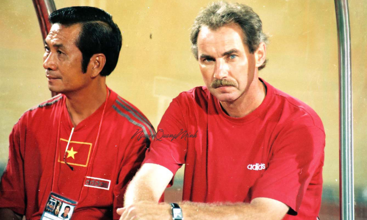 Xem lại hình ảnh HLV Alfred Riedl dẫn dắt tuyển Việt Nam thắng Thái Lan năm 1998