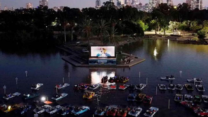 Rạp chiếu phim trên mặt hồ trong mùa dịch COVID-19 tại Israel