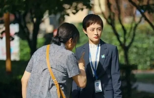 Bố mẹ kiện con gái 22 tuổi không chịu nuôi em, dân mạng cãi nhau gay gắt