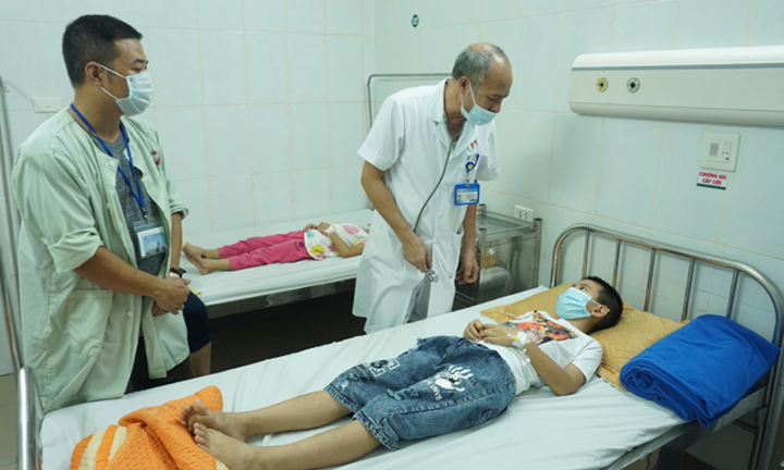 51 học sinh Hà Nội đau bụng, nôn trớ, nghi ngộ độc thực phẩm