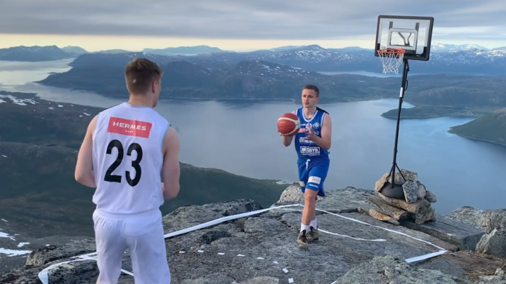 Video: Trận đấu bóng rổ trên độ cao 1000m tại Na Uy