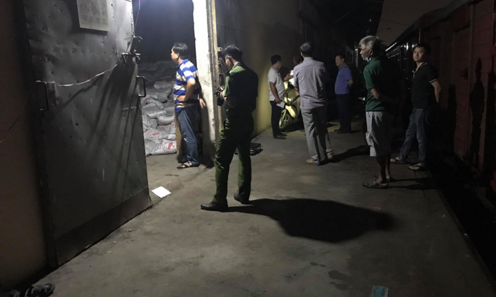 Hàng trăm bao hàng đổ sập, đè chết 2 công nhân ở Bình Dương