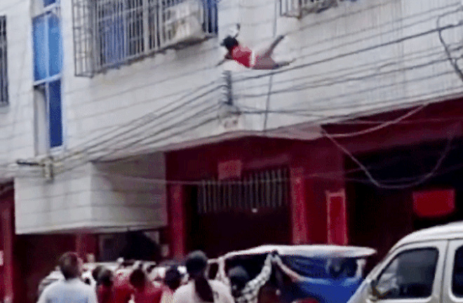 Clip bé gái gào khóc rơi từ tầng 3 'cảnh cáo' những người để con ở nhà một mình