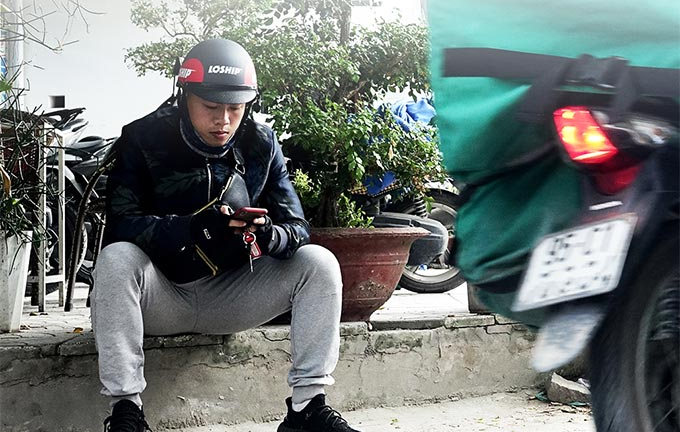 Cầu thủ trẻ bỏ bóng đá, đi chạy xe ôm, mong CLB Hà Nội thanh lý hợp đồng