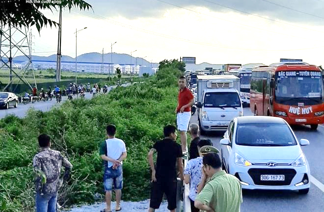 Bắc Giang: Tài xế xe 16 chỗ tông chết cảnh sát cơ động rồi bỏ trốn