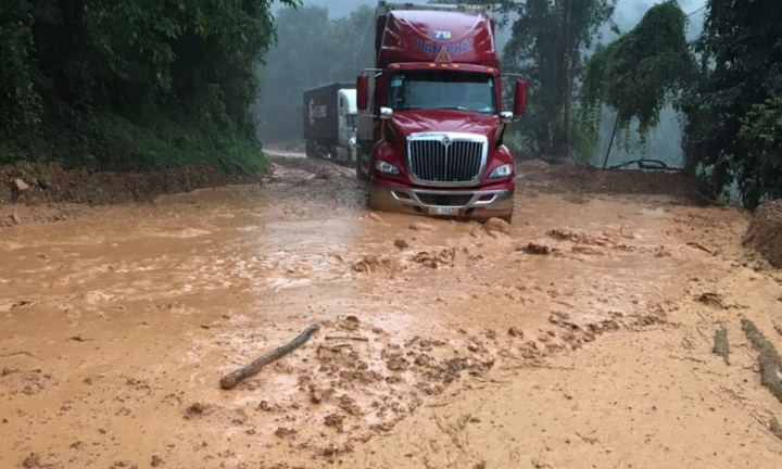 Mưa lớn gây sạt lở, bùn đất tràn xuống đường đi cửa khẩu Quốc tế Tây Trang