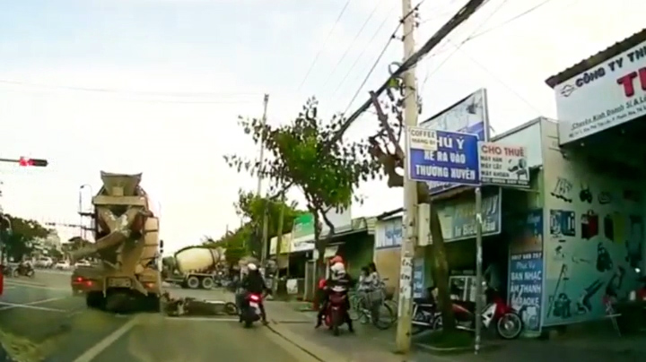 Clip: Hãi hùng cảnh xe bồn tông ô tô và xe máy chờ đèn đỏ ở Vũng Tàu