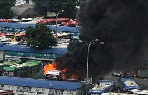 Xe khách bốc cháy ngùn ngụt trong Bến xe Miền Đông