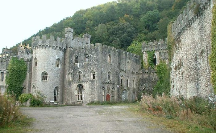 Tòa lâu đài cổ 200 tuổi bị bỏ hoang 