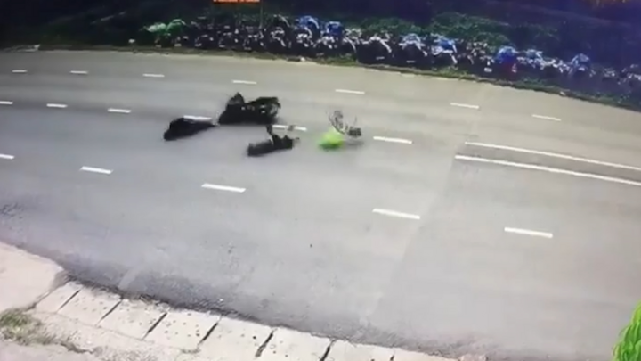 Clip: Tông trúng cụ ông đi xe đạp, nam thanh niên văng xa chục mét