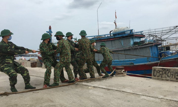 Ảnh: Cận cảnh người dân 5 tỉnh miền Trung gồng mình chạy bão số 5