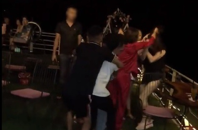 Xác minh việc cô gái bị đánh ghen hội đồng, lột đồ tại quán cà phê ở Hà Nội