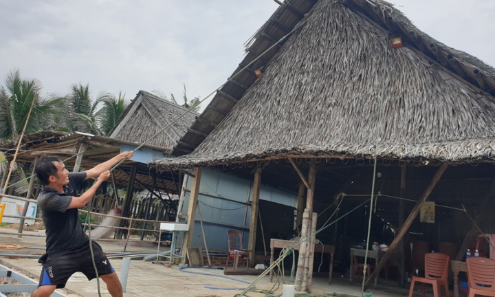 Bão số 5 sắp đổ bộ, dân Quảng Nam giăng dây chằng chịt giữ nhà hàng ven biển