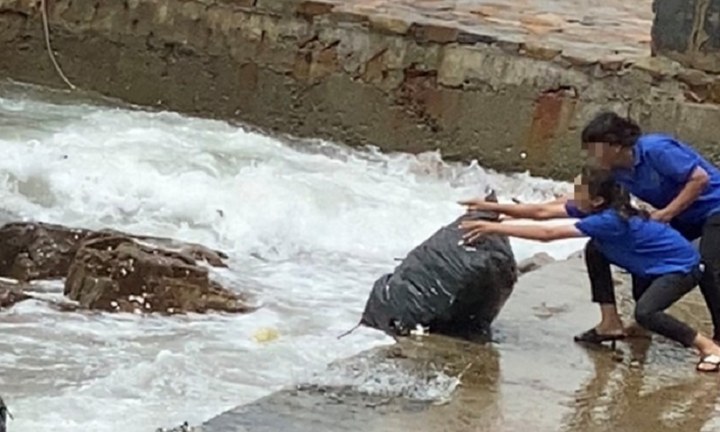 Thu hồi giấy phép kinh doanh quán cà phê 'tuồn' rác xuống biển ở Vũng Tàu