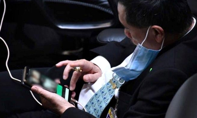 Nghị sĩ Thái Lan bị tố xem 'ảnh nhạy cảm' khi họp quốc hội