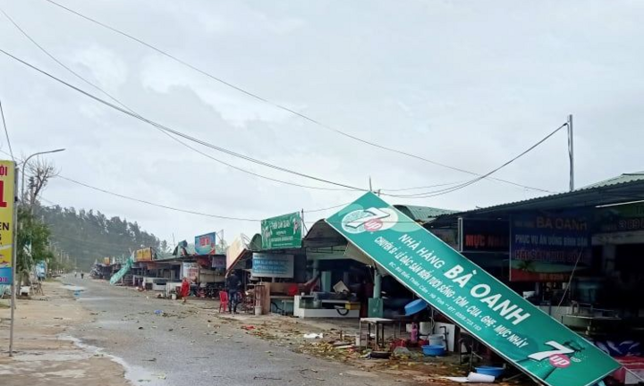 Gió bão quật đổ hàng loạt biển quảng cáo ki ốt ven biển Hà Tĩnh