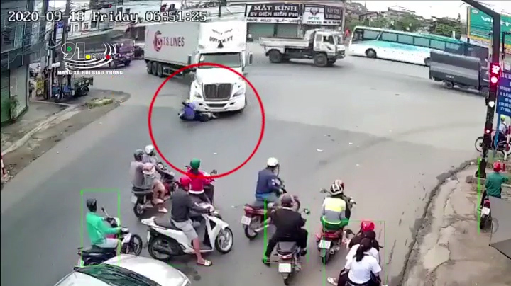 Clip: Vượt ẩu khi vào cua, tài xế xe máy bị container cán chết 