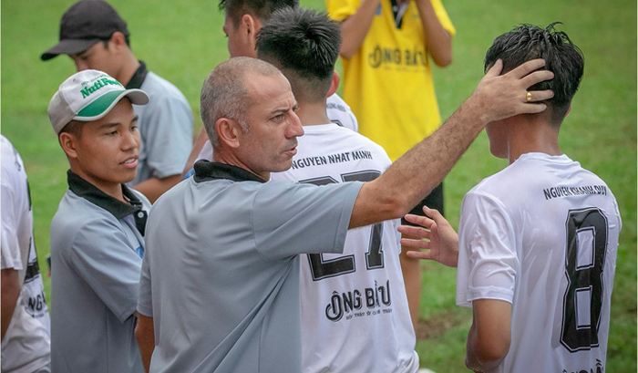Thầy Giôm lần đầu dẫn đội bóng không phải HAGL đá giải trẻ