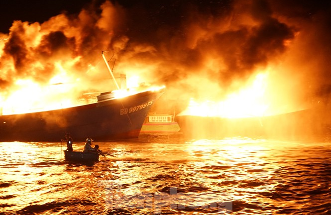 Lửa ngùn ngụt thiêu rụi 3 tàu, xuồng ở Cam Ranh