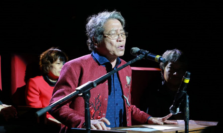 Video: Nhạc sĩ Phó Đức Phương ngẫu hứng gõ bàn hát 'Cùng một con đò'