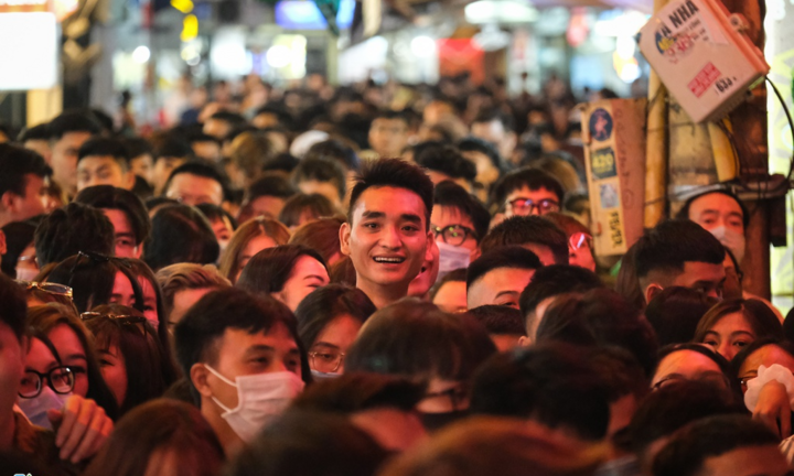Giới trẻ chen chúc ở phố Tạ Hiện ngày đầu hoạt động trở lại