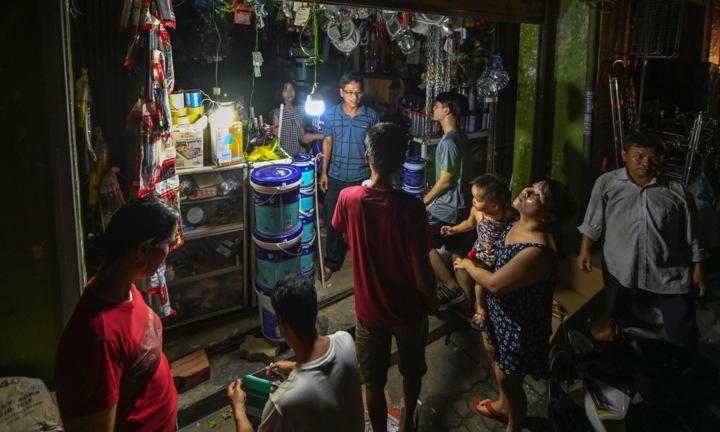 Người dân xếp hàng mua bóng đèn, bình ắc quy thắp sáng sau bão số 5