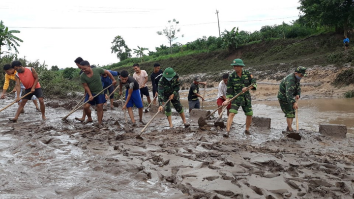 Quảng Trị - Huế tan hoang sau bão số 5, quân dân chung tay khắc phục