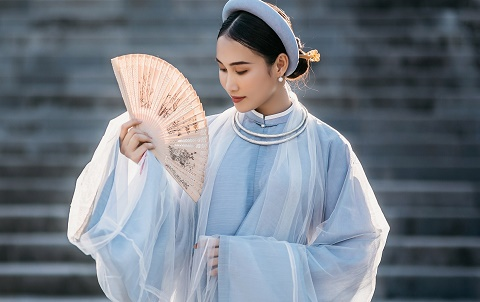 Hoa khôi Đoàn Hồng Trang khoe sắc với lễ phục thời Nguyễn