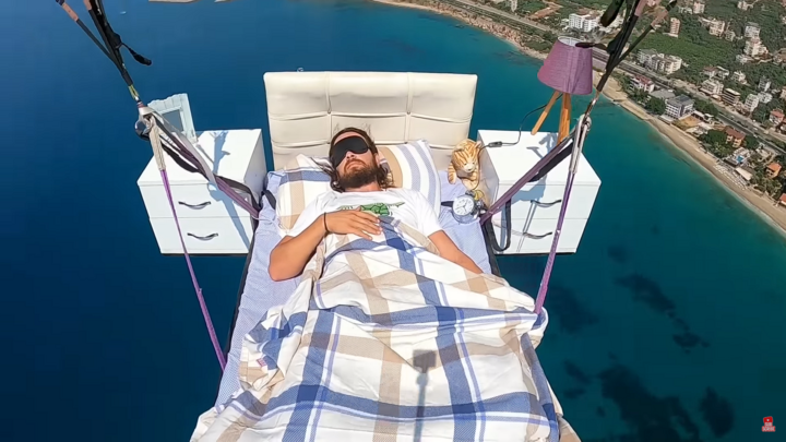 Phi công vừa điều khiển dù lượn, vừa ngủ giữa trời tại Thổ Nhĩ Kỳ