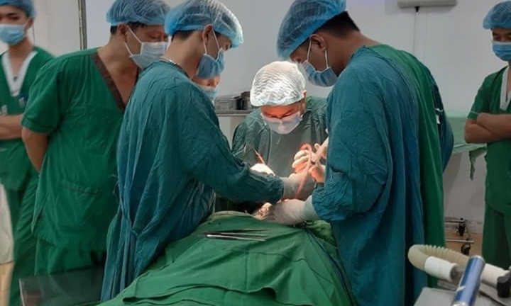 Cứu bé trai 12 tuổi bị cành cây đâm xuyên cổ