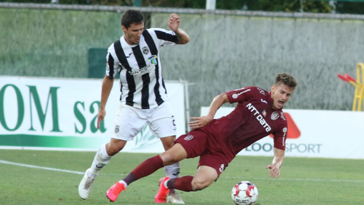 Video: Cầu thủ đá phản lưới khó tin khiến đồng đội ôm đầu tiếc nuối 