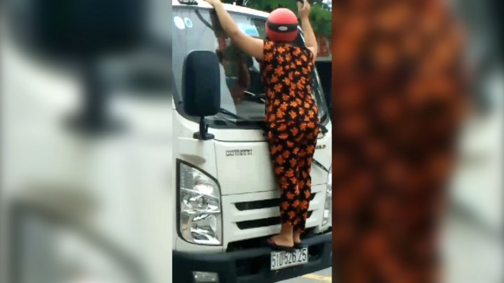 Clip: Người phụ nữ trèo lên đầu xe tải, bẻ gãy cần gạt mưa