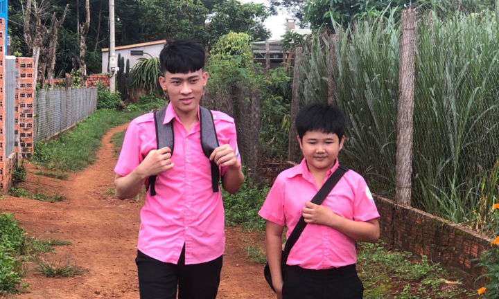 Nam sinh ba năm 'chở' ước mơ của bạn trên xe đạp cà tàng làm lay động lòng người