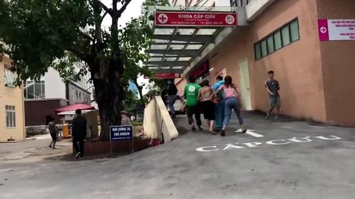 Tài xế Grab cầm dao, gạch đánh người, gây náo loạn bệnh viện E