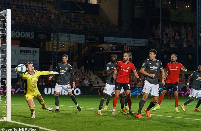 Cứu thua xuất sắc chẳng kém De Gea, thủ môn dự bị MU được khen hết lời