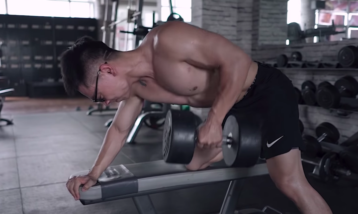 Video: Bài tập với tạ đơn giúp ngực săn chắc