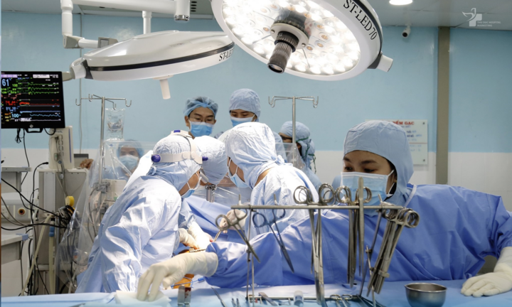 Thực hiện cùng lúc 2 ca mổ tim ở bệnh nhân lớn tuổi có nhiều bệnh nền