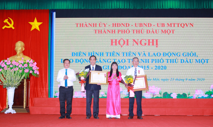 Nutifood vinh dự đón nhận Huân chương Lao động hạng Ba