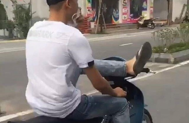 Triệu tập nam thanh niên buông 2 tay, lái xe bằng chân trên đường phố Hải Dương