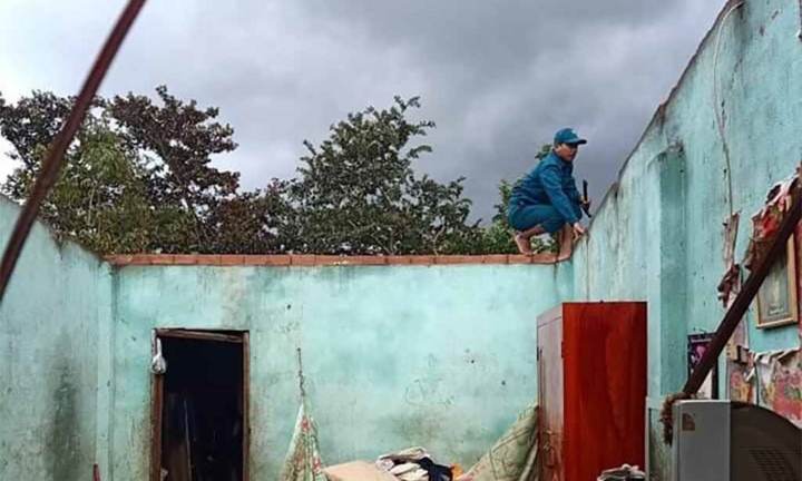 Lốc xoáy thổi bay hàng chục ngôi nhà của người dân ở Lâm Đồng