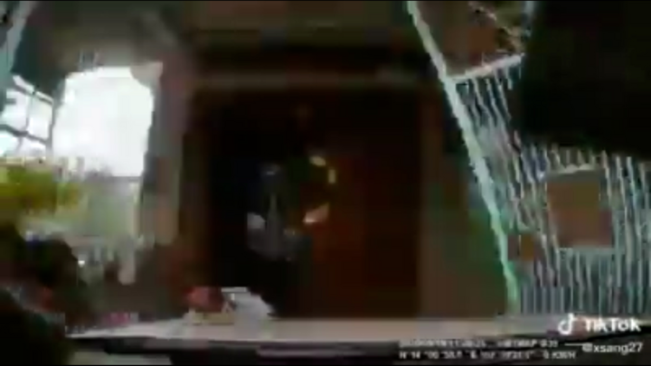 Đạp nhầm chân ga, nữ tài xế húc đổ cổng nhà, hất tung bố chồng đứng trong sân 