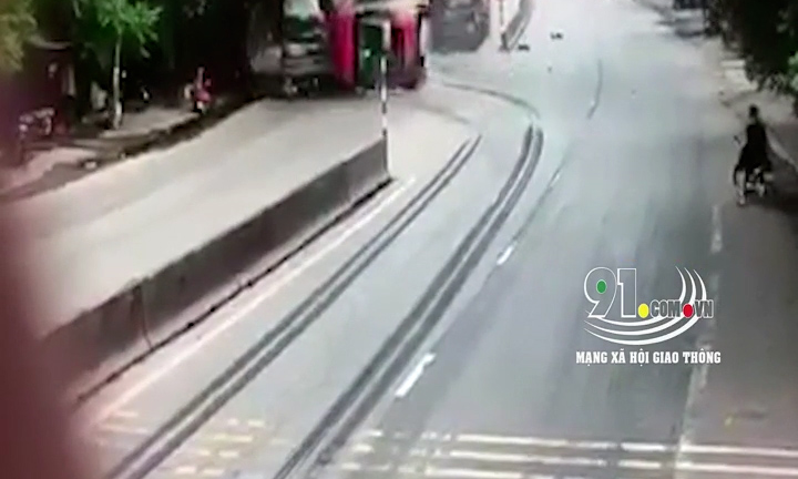 Clip: Xe khách phanh cháy lốp tránh xe đạp, lật nghiêng đè chết cụ bà