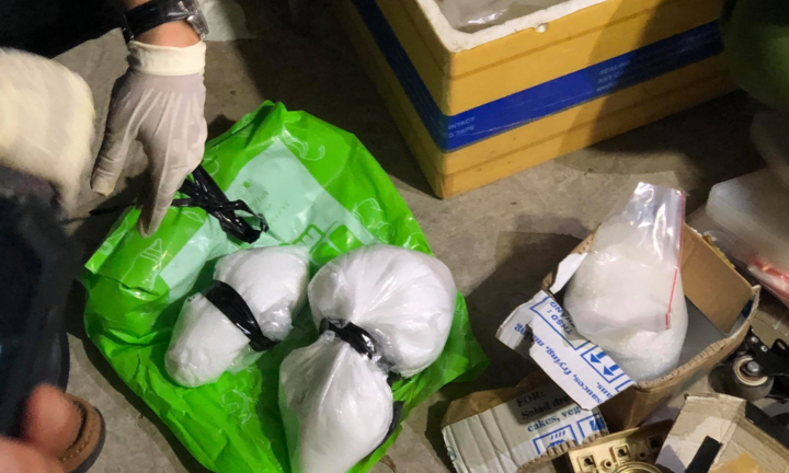 Bắt quả tang người đàn ông tàng trữ 5kg nghi ma túy trong nhà