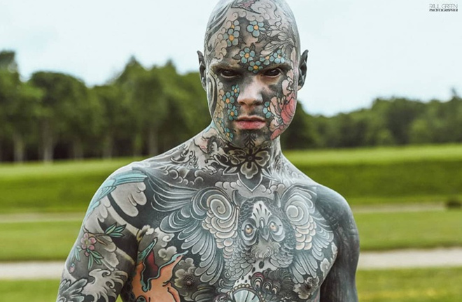 Xăm kín người, thầy giáo Pháp bị dọa đuổi việc