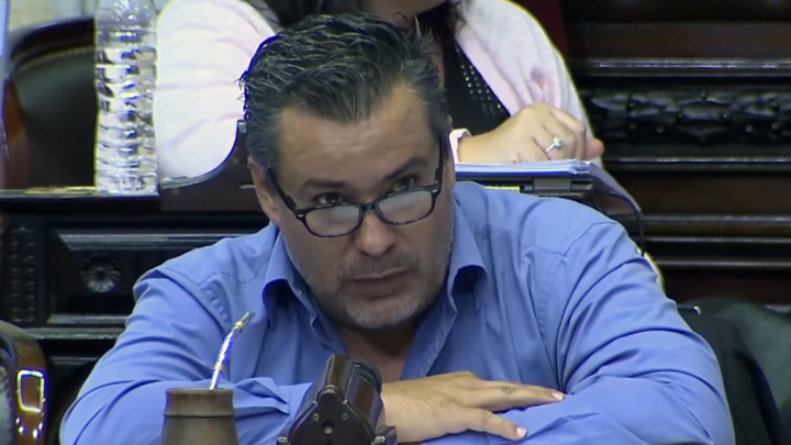 Hôn ngực bạn gái khi họp trực tuyến quốc hội, nghị sỹ phải từ chức