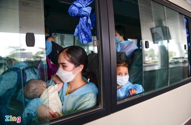 Hành khách trên chuyến bay quốc tế đầu tiên: 'Về được VN là phấn khởi lắm rồi'