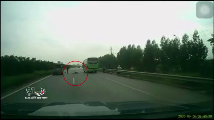 Băng qua cao tốc không quan sát, người phụ nữ bị xe 7 chỗ tông gục